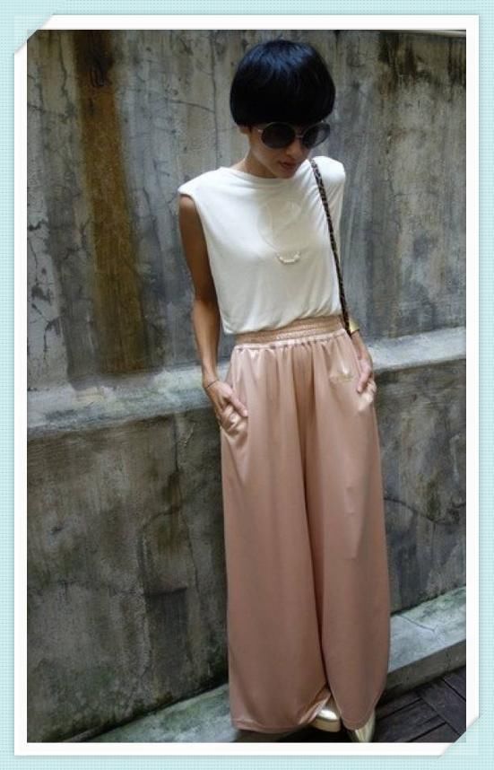 徐濠萦的时尚我不懂！扎丸子头为扮嫩，但腿上的黑丝是几个意思？