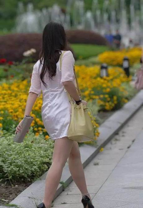 穿睡衣上街的女人，也没有长腿美女撩人，真心美哭了！