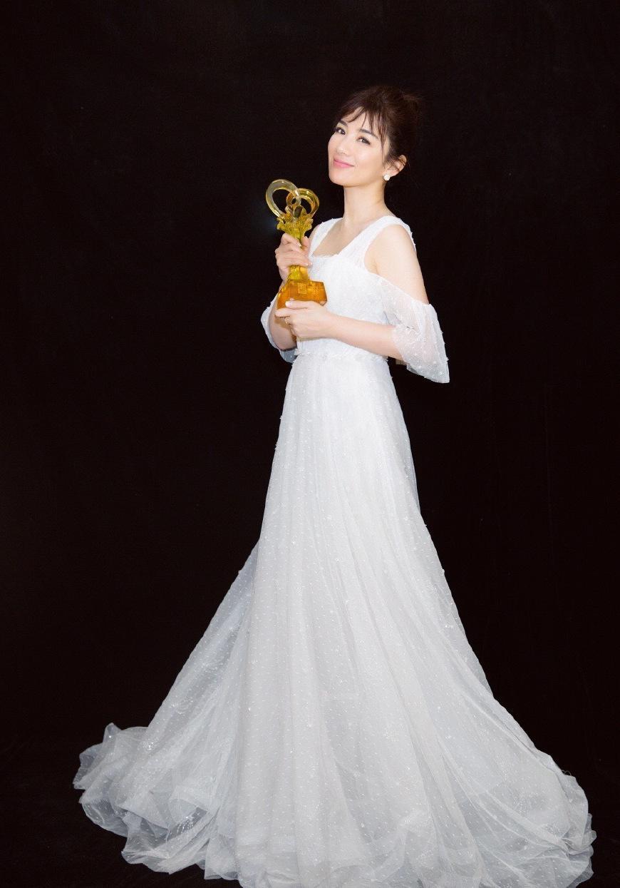 40岁黄奕厉害了！仅剪了个空气刘海显小20岁，网友：我又恋爱