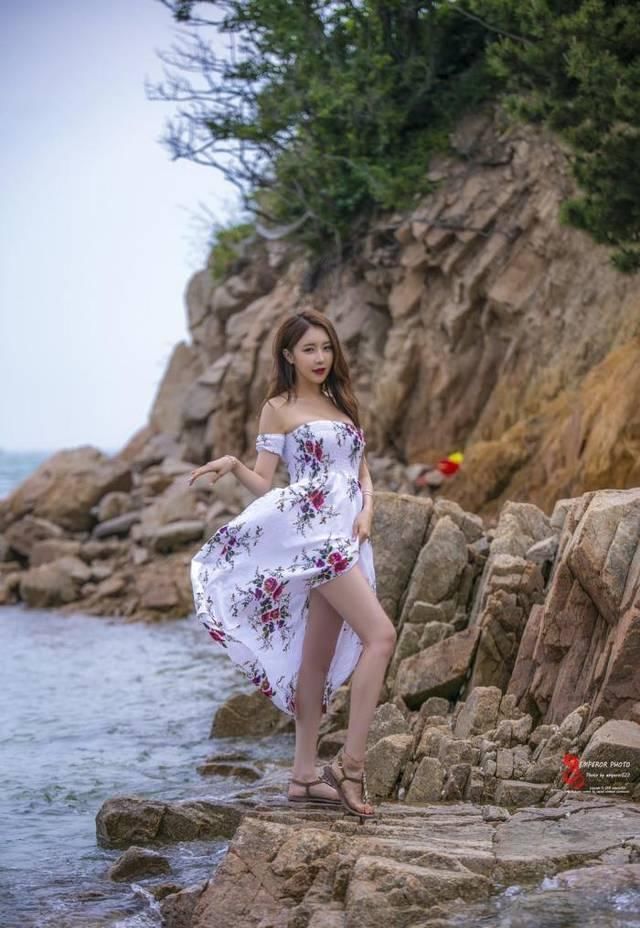  美丽动人：时尚街拍：很时尚潮流速度感十足的漂亮小姐姐，聪明伶俐又美丽动人
