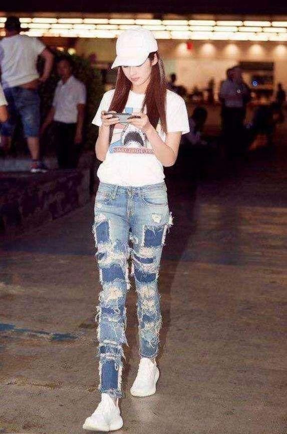 颖儿穿短裤勒的有点尴尬，腿上伤痕累累，怎么回事?