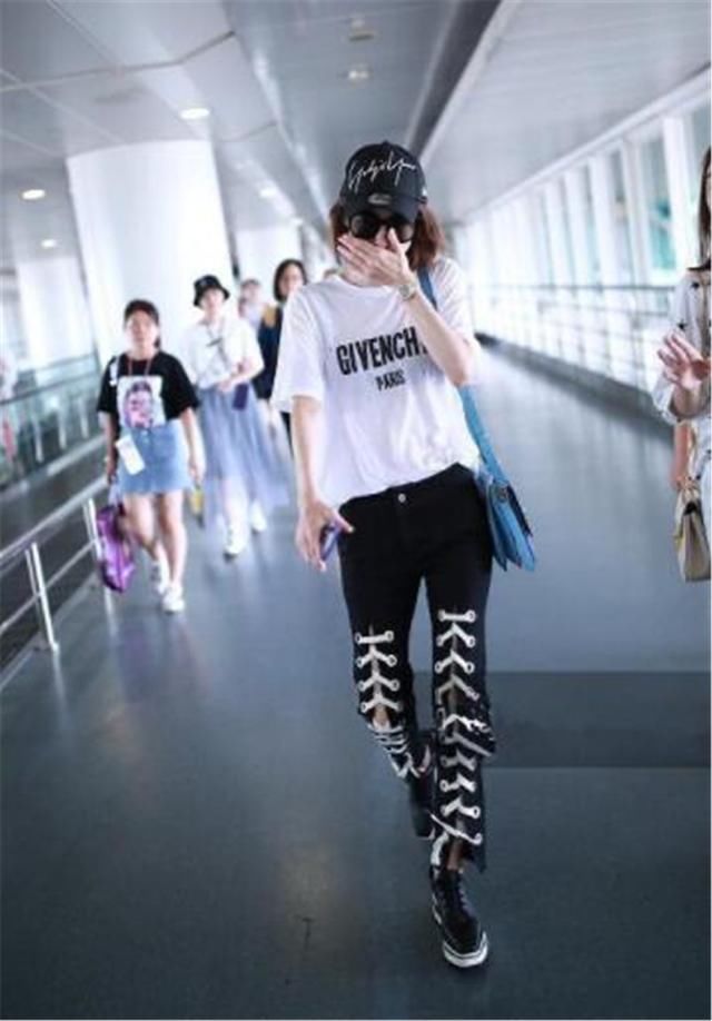 没有王丽坤的腿就别穿绑带裤了，像戚薇穿出大象腿的感觉就尴尬了