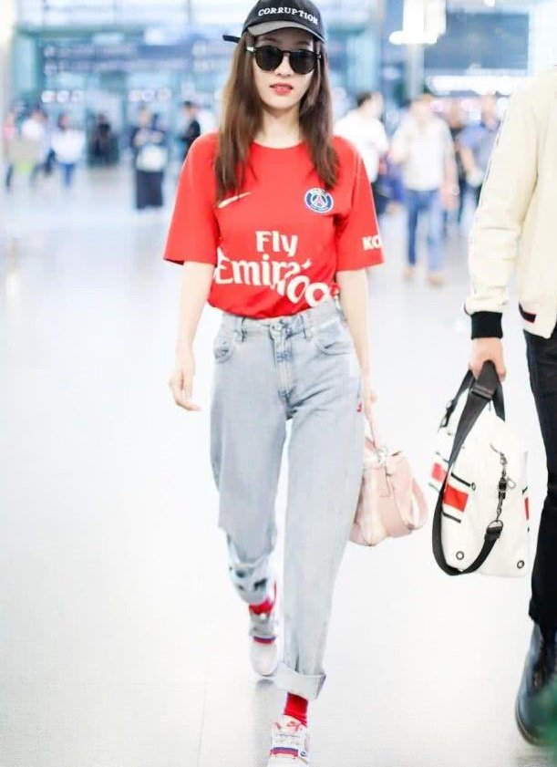 霍思燕和丈夫现身机场，一双“牙签腿”非常吸睛，这有80斤吗?