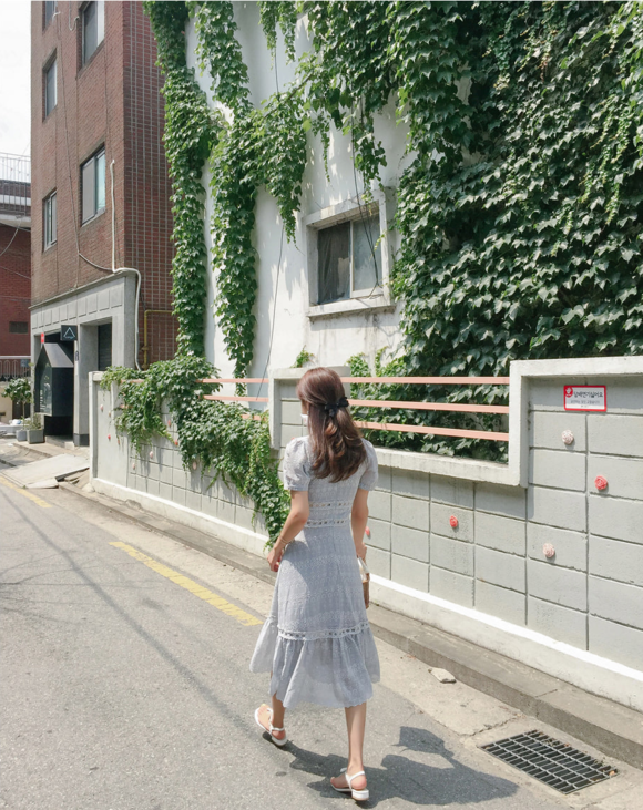 女神孙允珠，明斯克民族花饰波漾淡灰洋裙