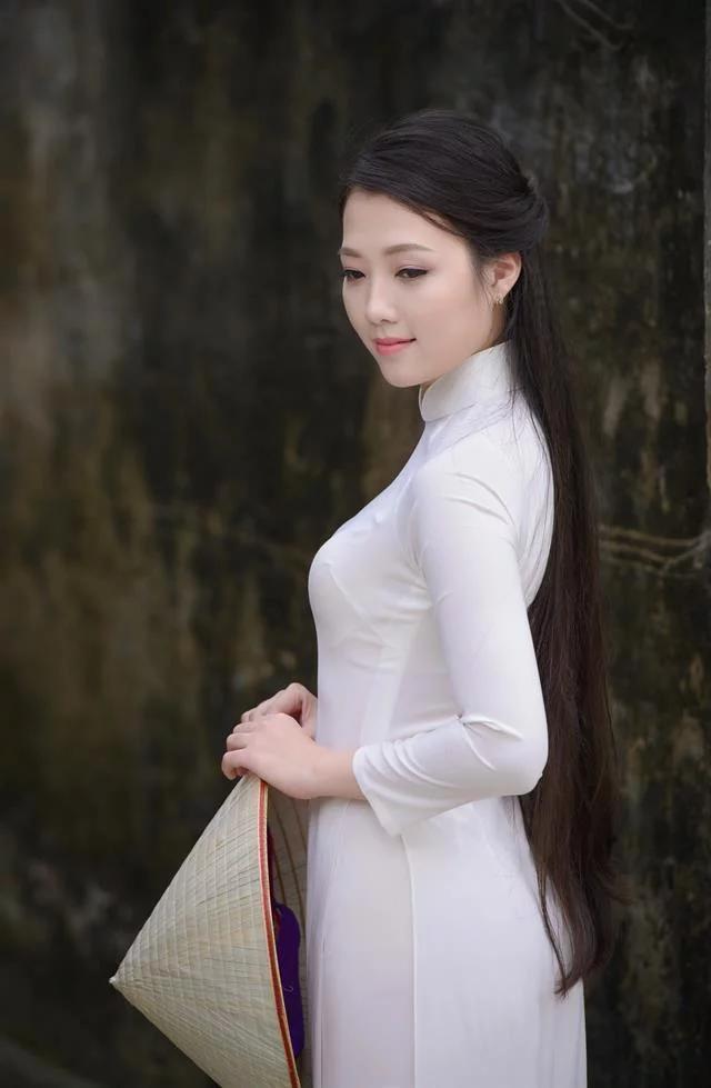 街拍：灰色的吊带背心, 小姐姐穿出了丛林精灵的感觉，有一种“反