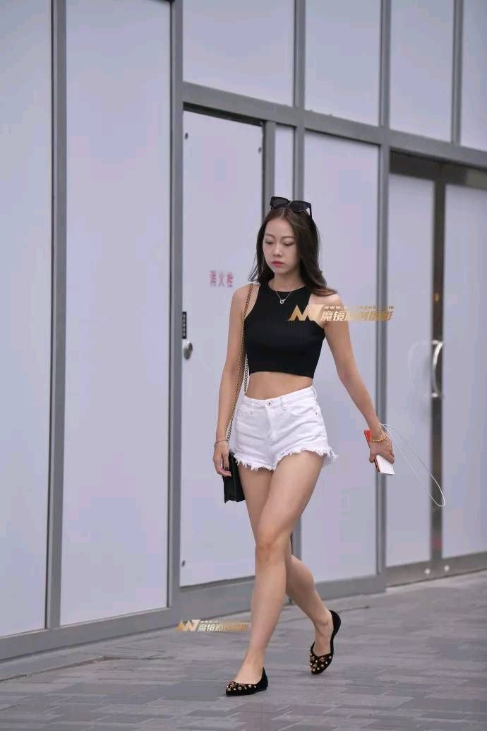 街拍，路人白色短裤搭配黑色紧身衣，时髦又显瘦，穿出了好身材!