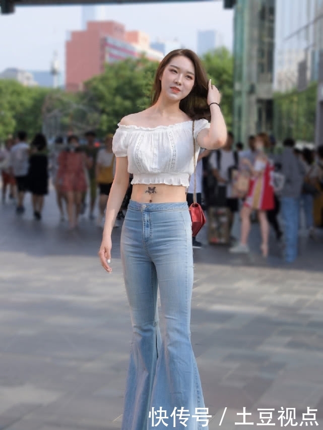 「 美女」加上喇叭设计,美得高挑出众!,美女街拍:微胖小姐姐爱穿牛仔裤