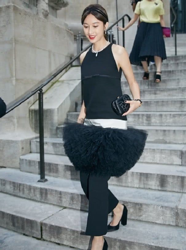 张俪出席活动，身穿一身黑色礼服，但蘑菇裙倒穿腿上!