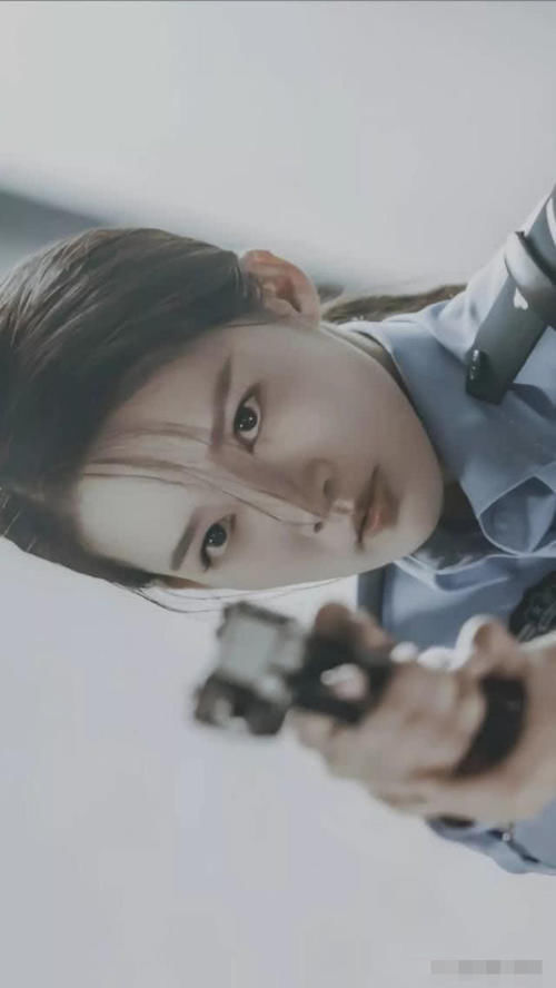 『勒出』李沁的“警服照”火了！一根皮带勒出细腰，终于相信她只有85斤