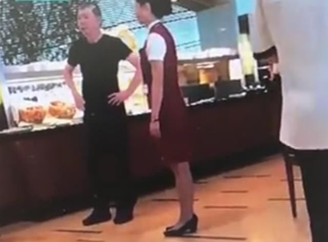 冯小刚陈年旧事遭扒，斥机场饭菜难吃，网友前后态度360度转变