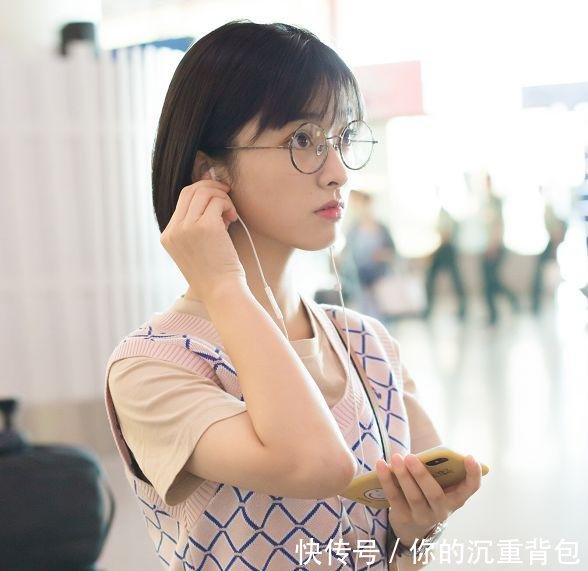 沈月机场照想走日系风，鞋子穿对了，看到腿后网友又糊了