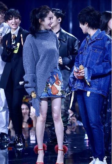 杨幂活动亮相，大家却被她的下装吸引，网友：这裙子要火，快去买