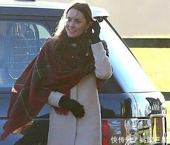  『同款』英国女王穿粉色大衣戴头巾活力十足，凯特同款搭配格纹披肩更时尚