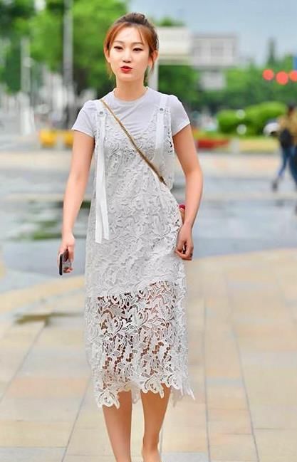  「蕾丝」街拍：如花似玉的小姐姐，一条白色的蕾丝连衣裙，青春活力气息
