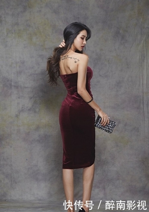  #有型#美女街拍：柔美娇俏的小姐姐，时尚的穿搭，更加甜美有型！