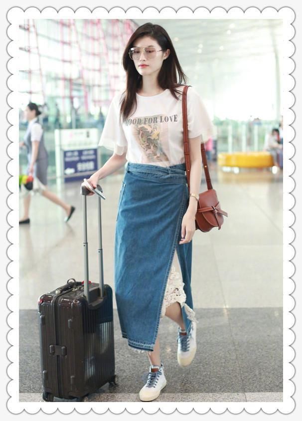 没有何穗的身材真别穿牛仔裙,像林志玲这样勒出大宽胯就尴尬了!