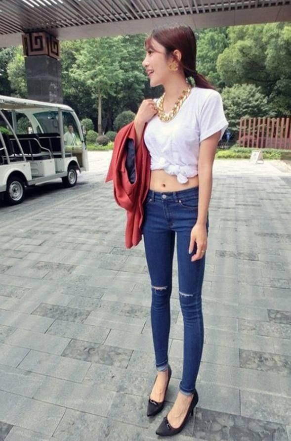 紧身牛仔裤全方位展现美女的魅力姿势，举手投足间尽显优雅气质