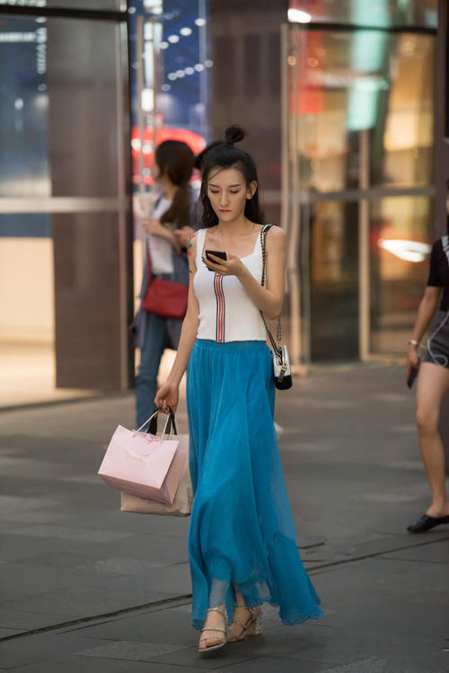 街拍：穿着清爽清纯的小姐姐，娇俏甜美尽显女人味！