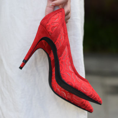 终于等到了新上市的高跟鞋，尽显纤细白嫩的双足，散发女王的气场