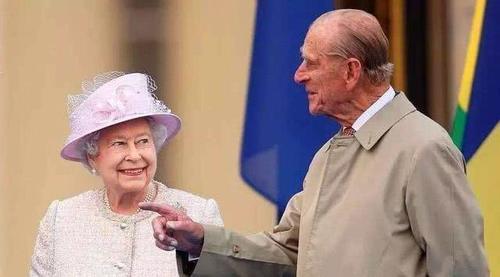 镜头下的英女王,皮肤焕白瑕疵少,凯特的优雅脸明显失色!