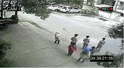 印度版微信造谣，全民恐慌，活活打死27人，可恶