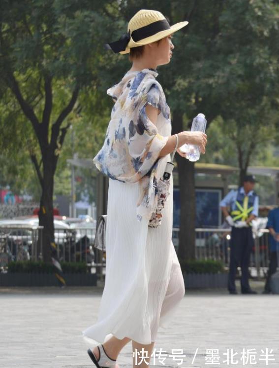  #亮眼#街拍美女：身材与长相俱佳的小姐姐，紧身裙穿搭，时尚又亮眼！