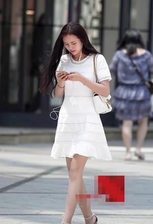  【气质】路人街拍，小姐姐身上是一款简单的淑女范白裙子，气质出众