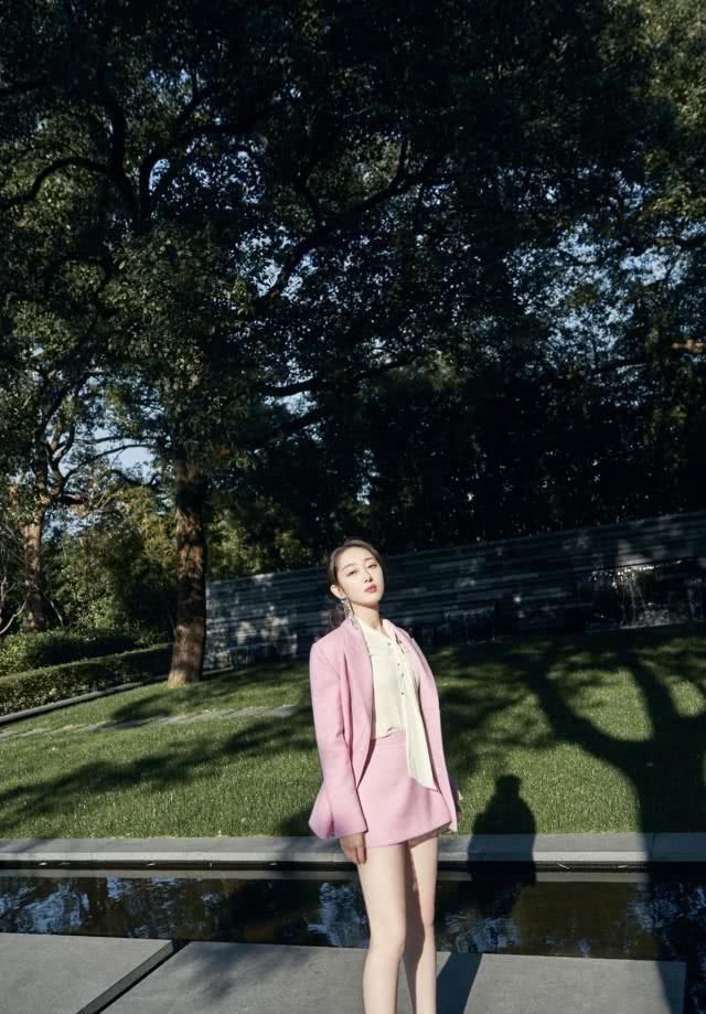  「气质」蒋梦婕气质“绝”了，公主卷发搭配印花衬衫裙，高贵优雅又洋气