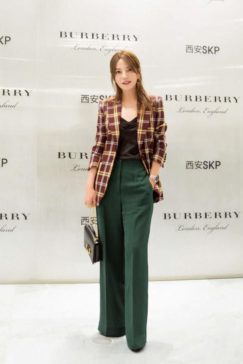 赵薇又瘦出新高度，一身运动装穿出80斤的效果，网友：这身满分