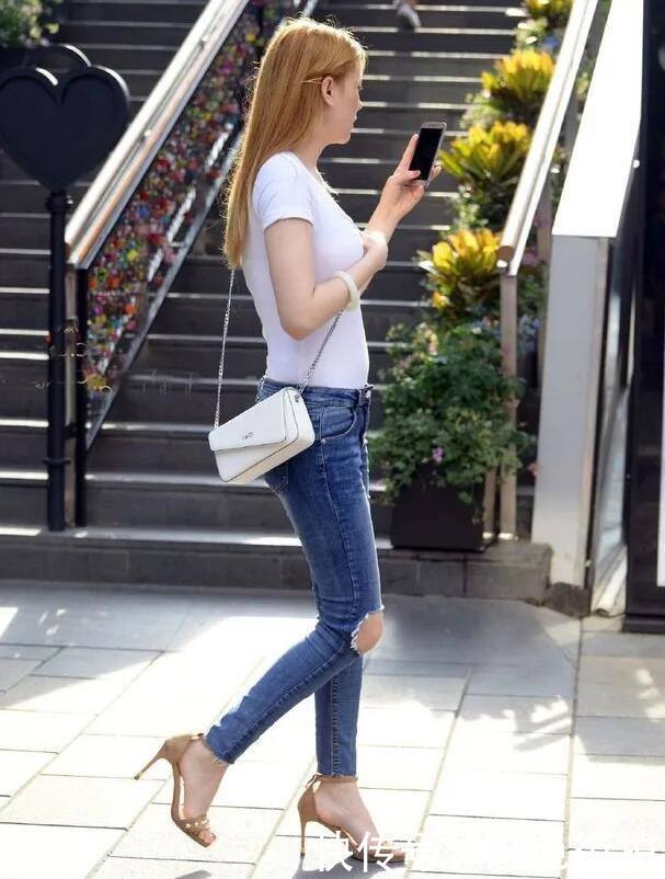 路人街拍，下班的小姐姐，也是大长腿一个