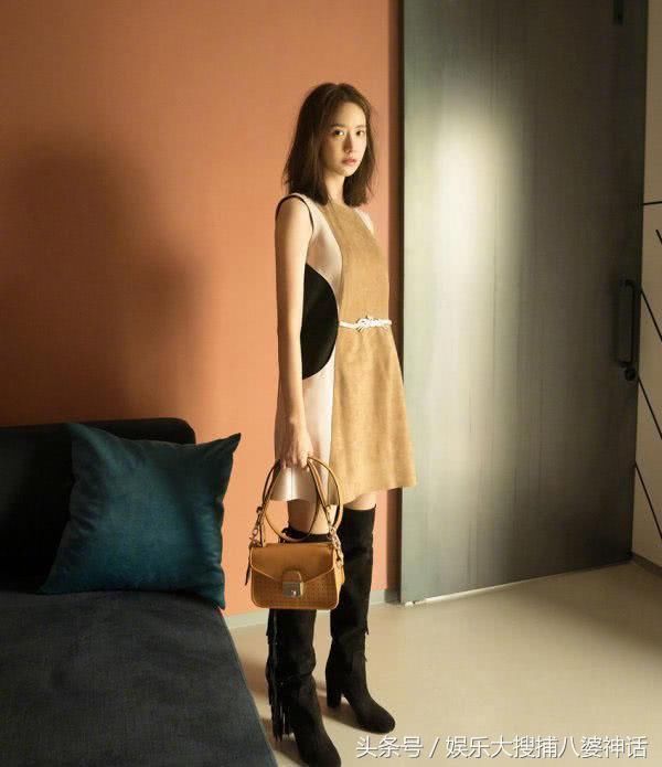 林允儿黑色连衣裙蹲地上，腿上缀满流苏，裙摆都撩到大腿上了