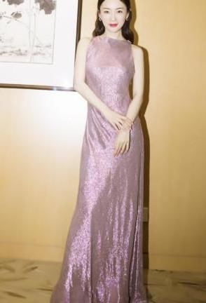 没想到霍思燕这么敢穿，20公分的高跟鞋，把脚都要立起来了！