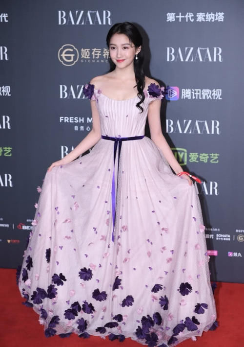 『适合』李紫婷的名字巧了,穿紫色太美艳,这个颜色真适合她