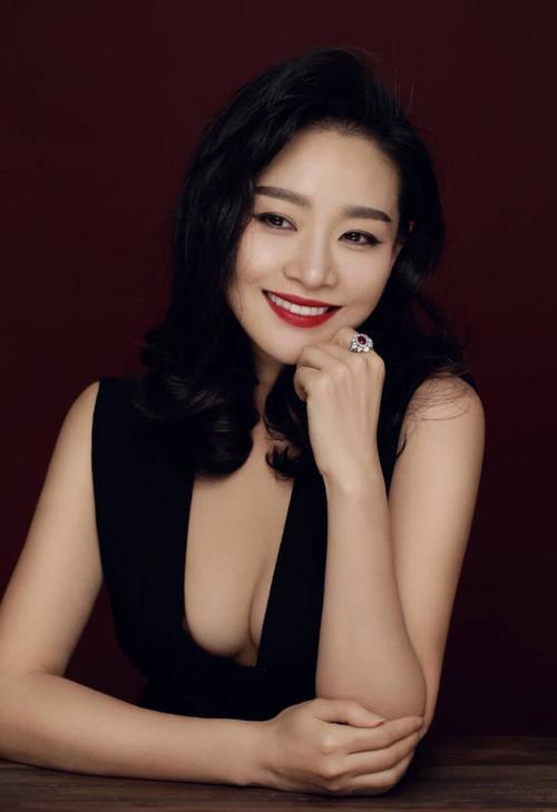 女星性感起来也是没sei了，王维维凹黑色连衣裙，尽显事业线