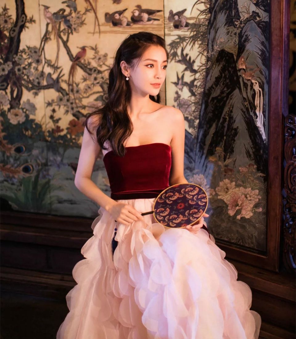 唐嫣宋茜亲自告诉你，秋冬穿什么流行色最显白!