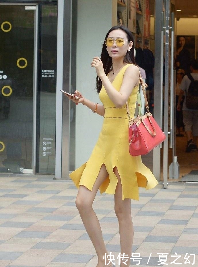 强势■街拍:美女一双红色的高跟鞋再配上红色的脚趾甲,给人一种非常强势的气场