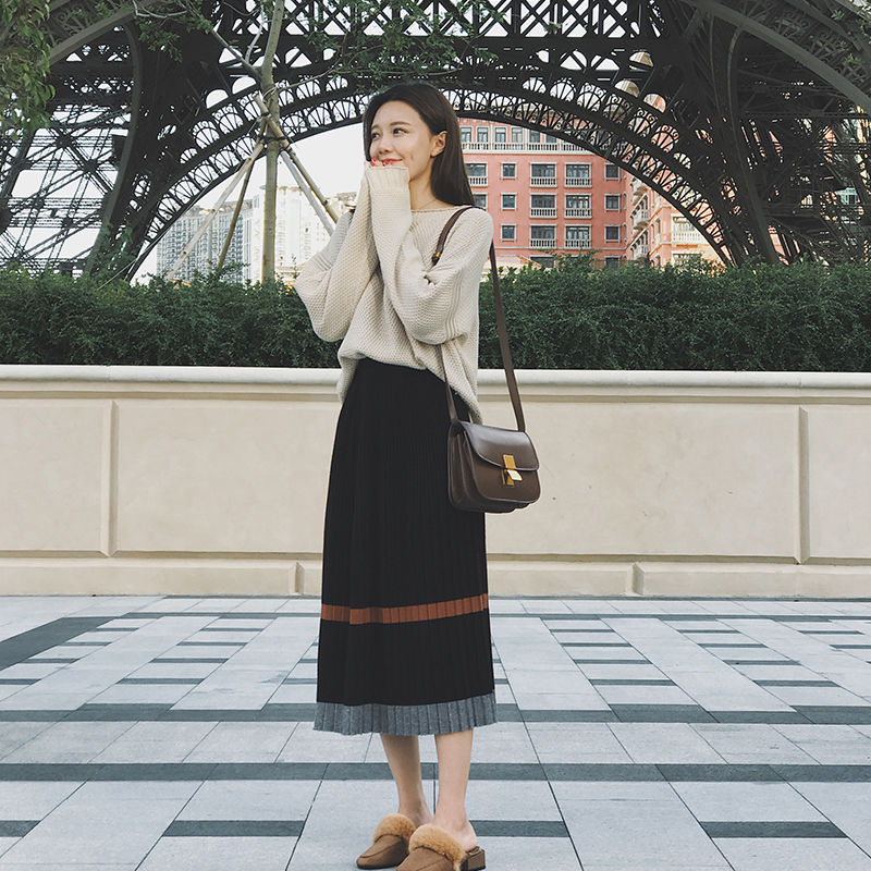 假如我30几岁，普通连衣裙绝不穿!小香风套装+裸靴，美嫩十足