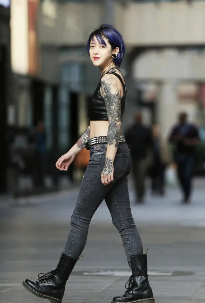 清纯甜美的小姐姐，纹身很霸道，小巧精致才是吸睛的重点