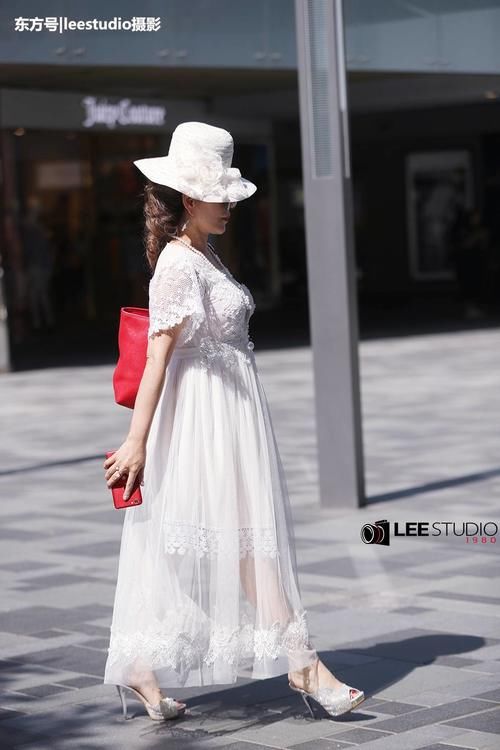 姑娘穿了一条很飘逸的裙子，是不是看着很有“仙气”啊