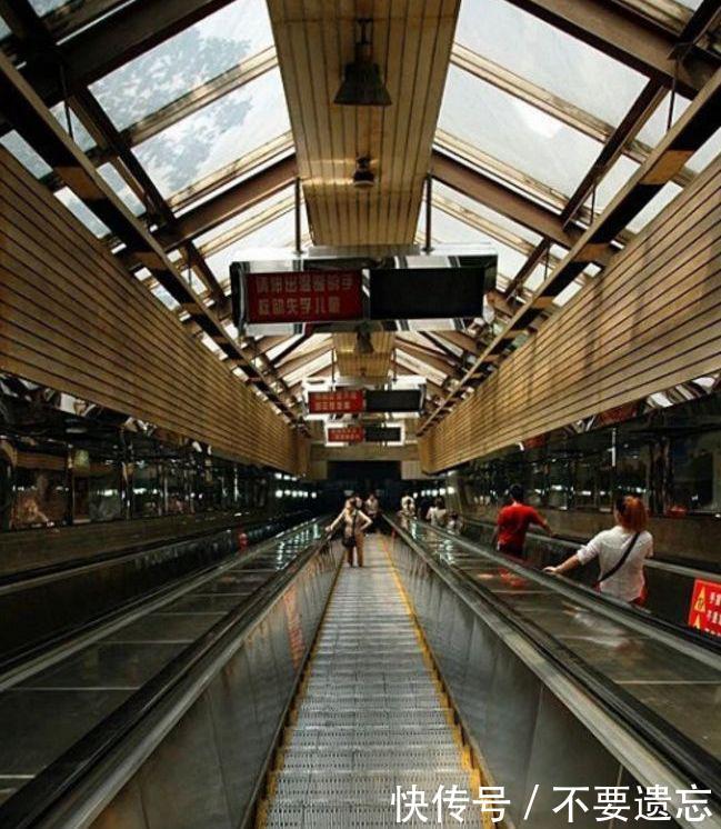  坡地@全中国最长的坡地大扶梯在重庆，票价只需两元，恐高症患者