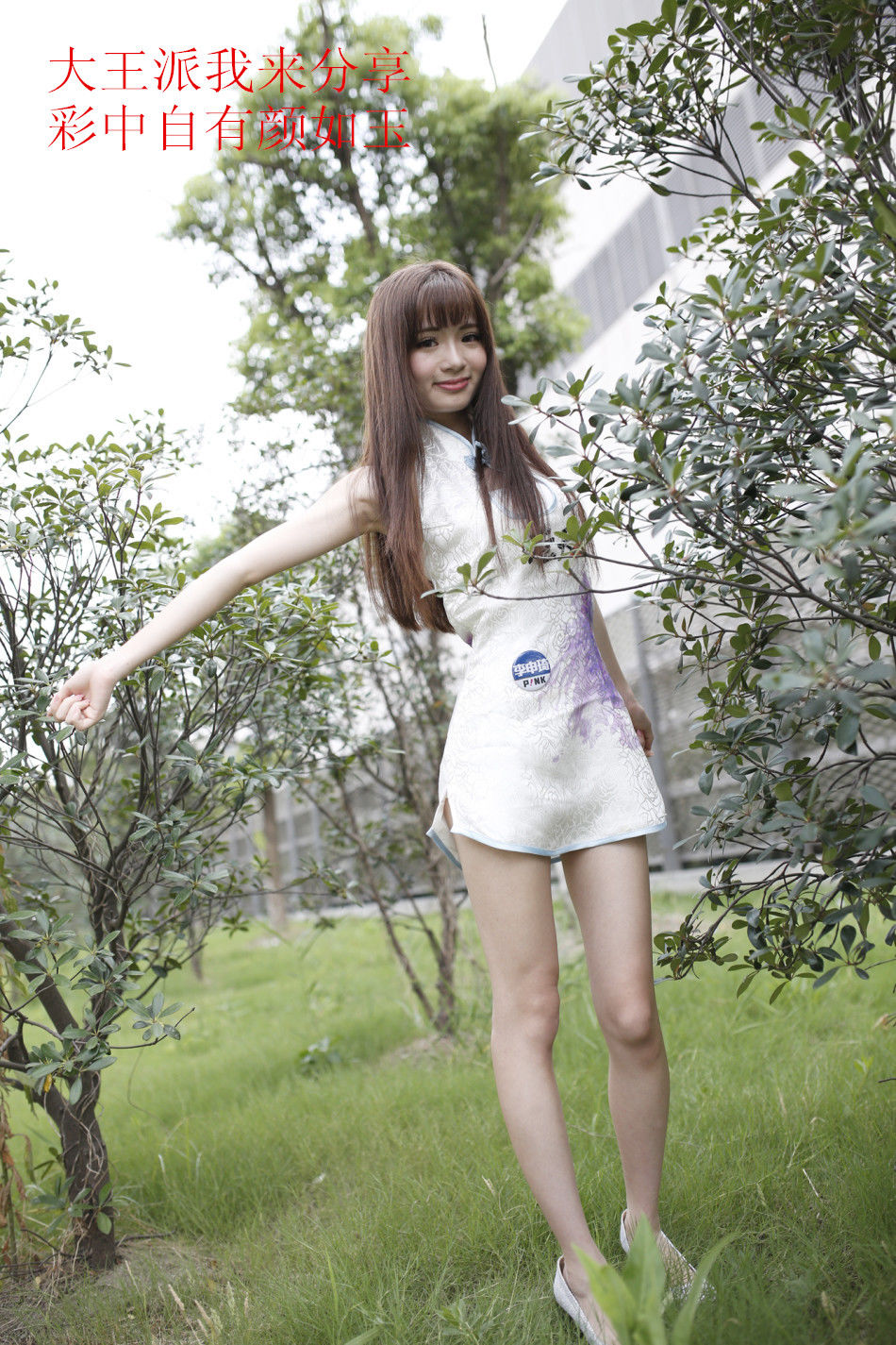 街拍旗袍美女很有气质，古典与时尚并存，美女很漂亮，身材非常好