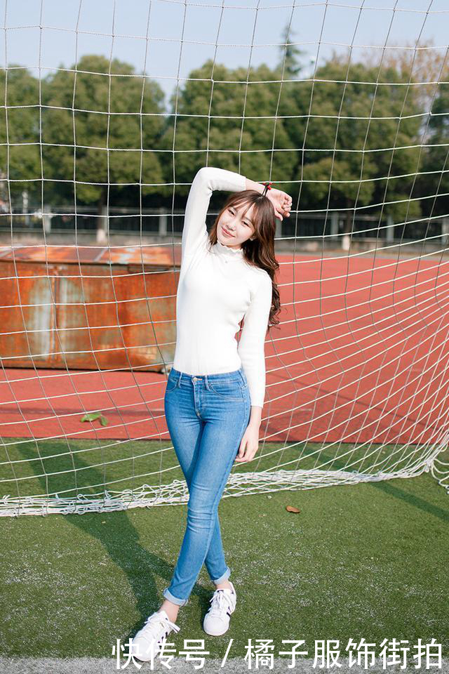 青春活力的牛仔裤美女，时尚的搭配方式给人很强的视觉性，展现出