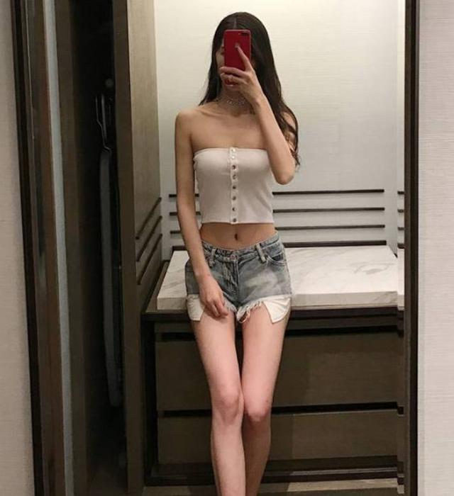 牛仔裤紧致时尚,让腿部线条纤细完美,简单大方彰显女性魅力