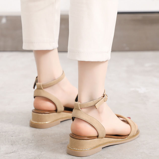 2018新款上市时尚凉鞋，衬托出气质出众的女性魅力