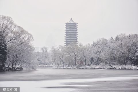 北京初雪后颜值大增 市民游客赏雪景