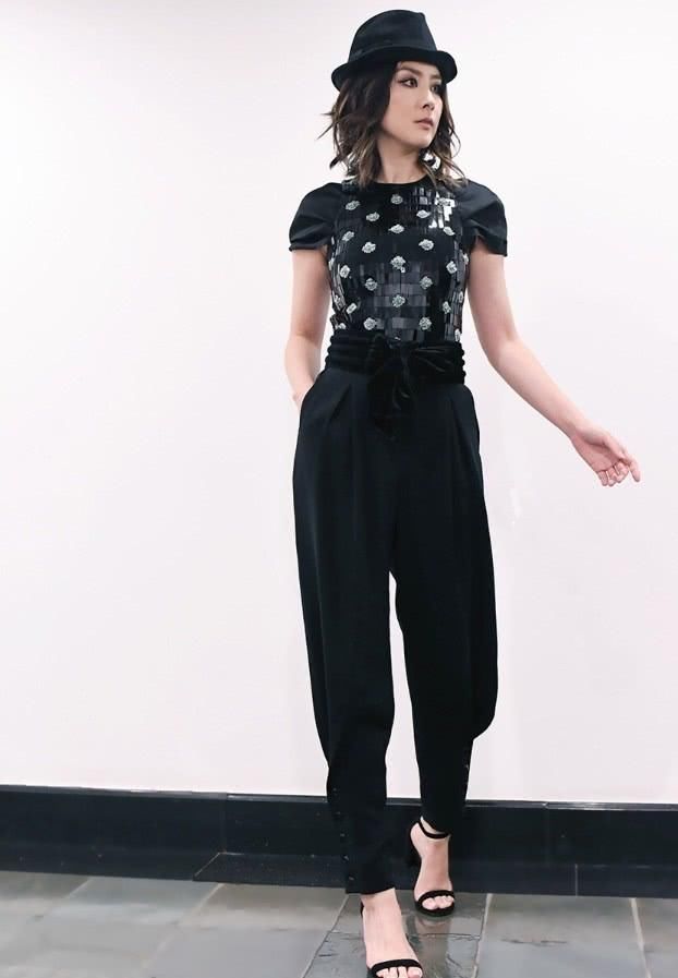 陈慧琳的穿搭真有趣，穿一件甜美的裙子，搭配的是“蟒蛇鞋”！