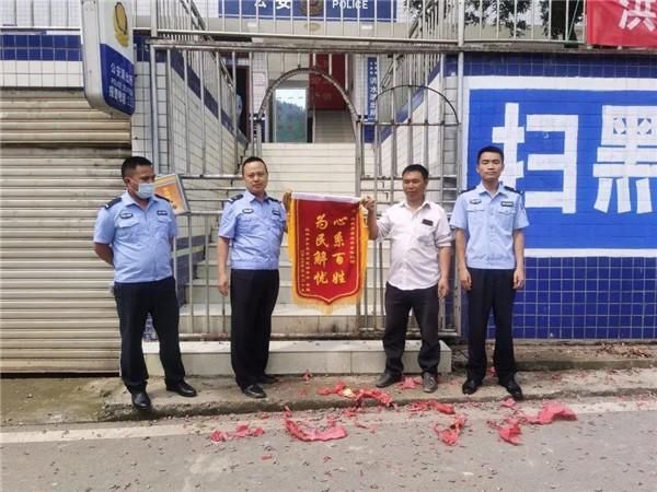 吓一跳|吓一跳!男子ATM机上正存钱,接个电话走了……