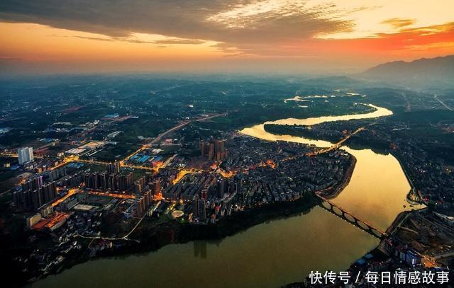 湖南邵阳市一个紧邻市区的县，拥有高铁站，却在40公里外