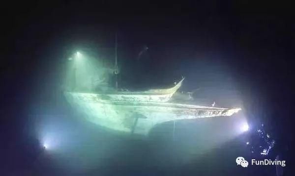 潜水员北美湖底探秘百年沉船，船体保存完好，震撼人心!