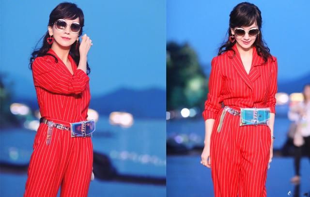 赵雅芝太牛掰了！64岁穿连体条纹西装，网友：一般人穿能丑哭！